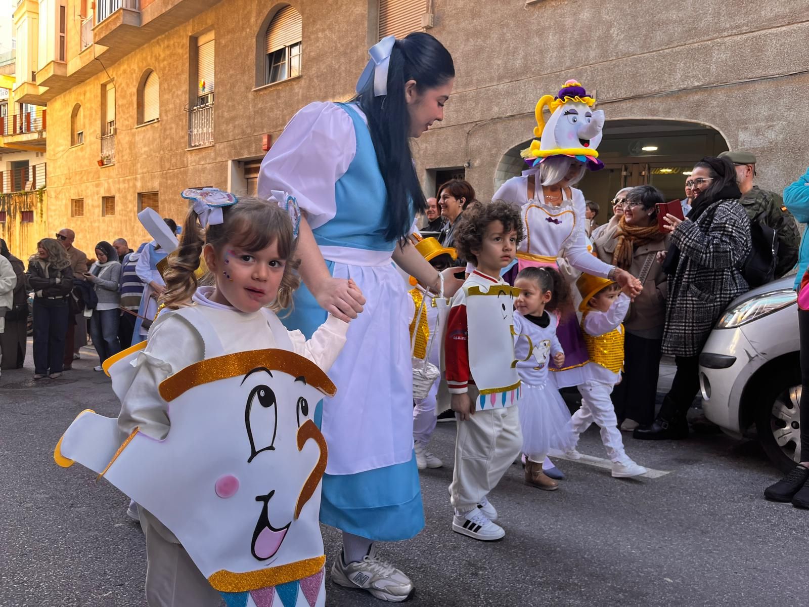El 'Beatriz de Silva' protagoniza un pasacalles de cuento
