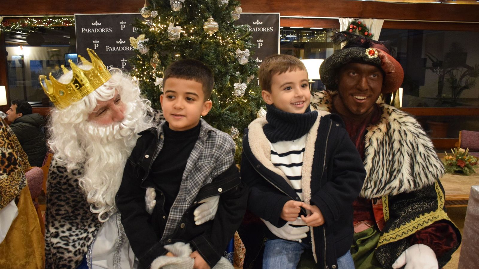 Los Reyes Magos recogen las cartas de los más pequeños en el Parador de Ceuta