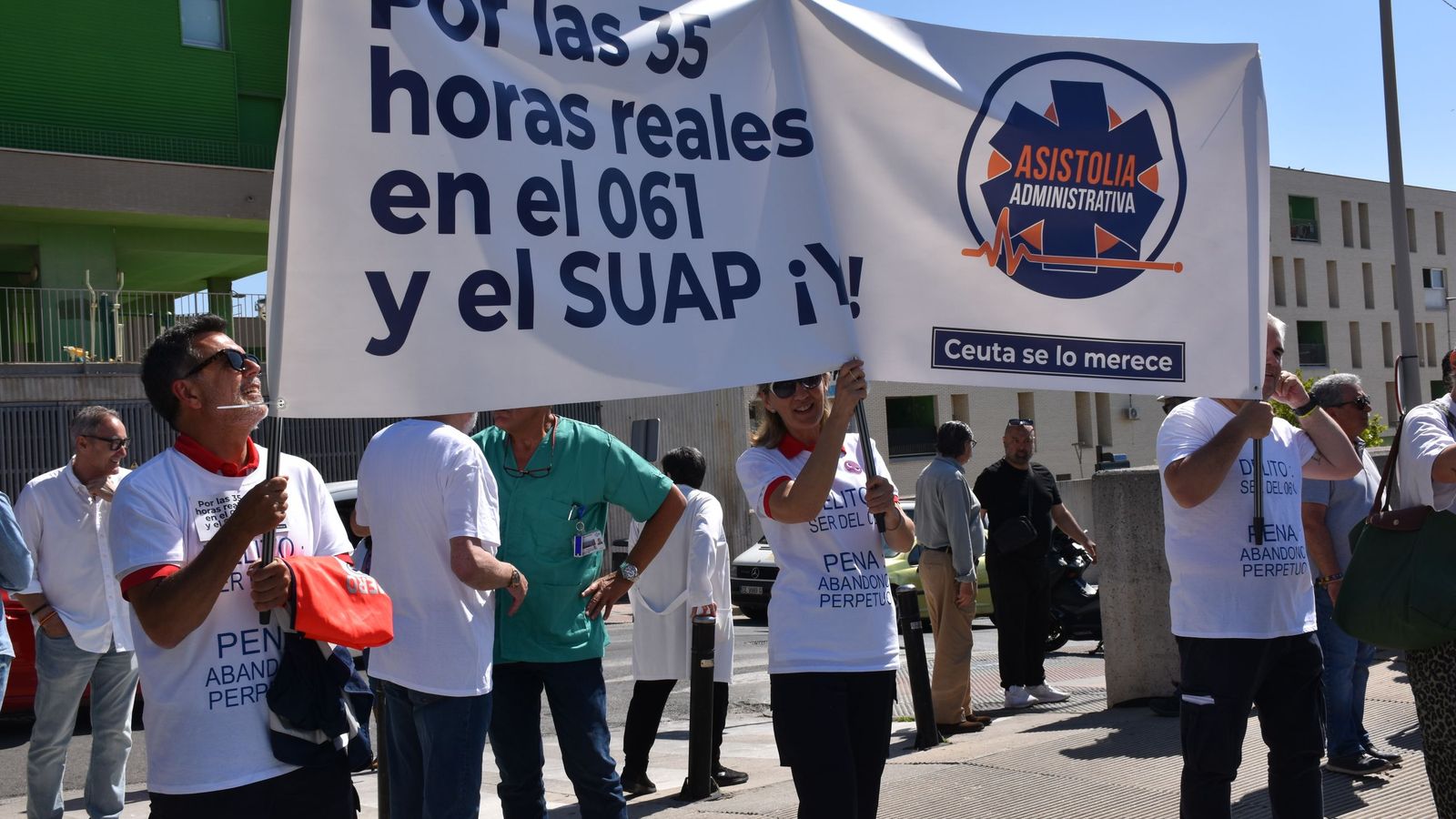 Pancarta de los trabajadores del 061 durante la manifestación convocada por la Junta de Personal del INGESA en el HUCE contra el modelo de jornada de 35 horas