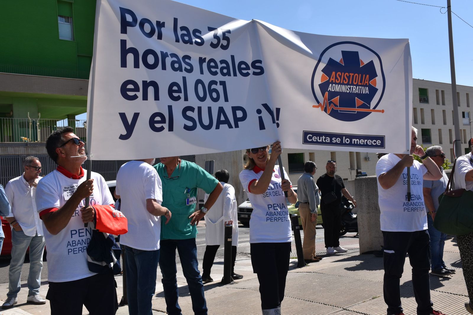 Pancarta de los trabajadores del 061 durante la manifestación convocada por la Junta de Personal del INGESA en el HUCE contra el modelo de jornada de 35 horas
