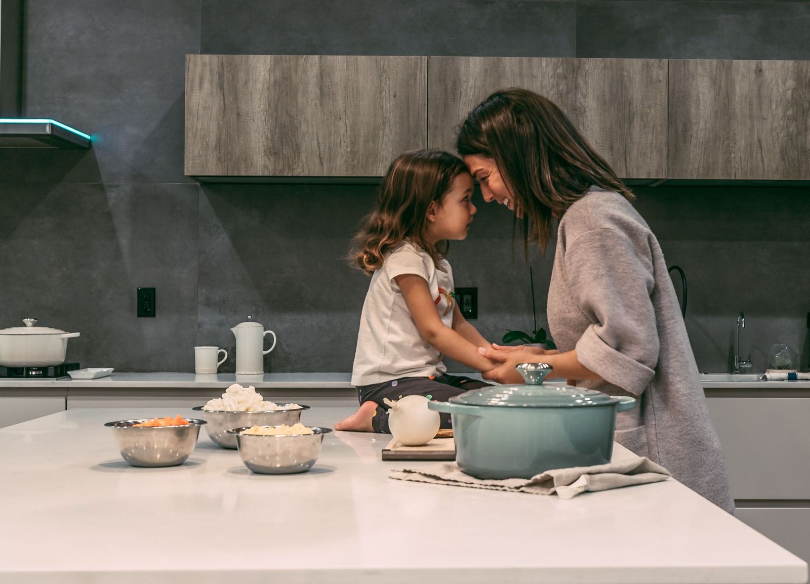 Niña pequeña en una casa de acogida