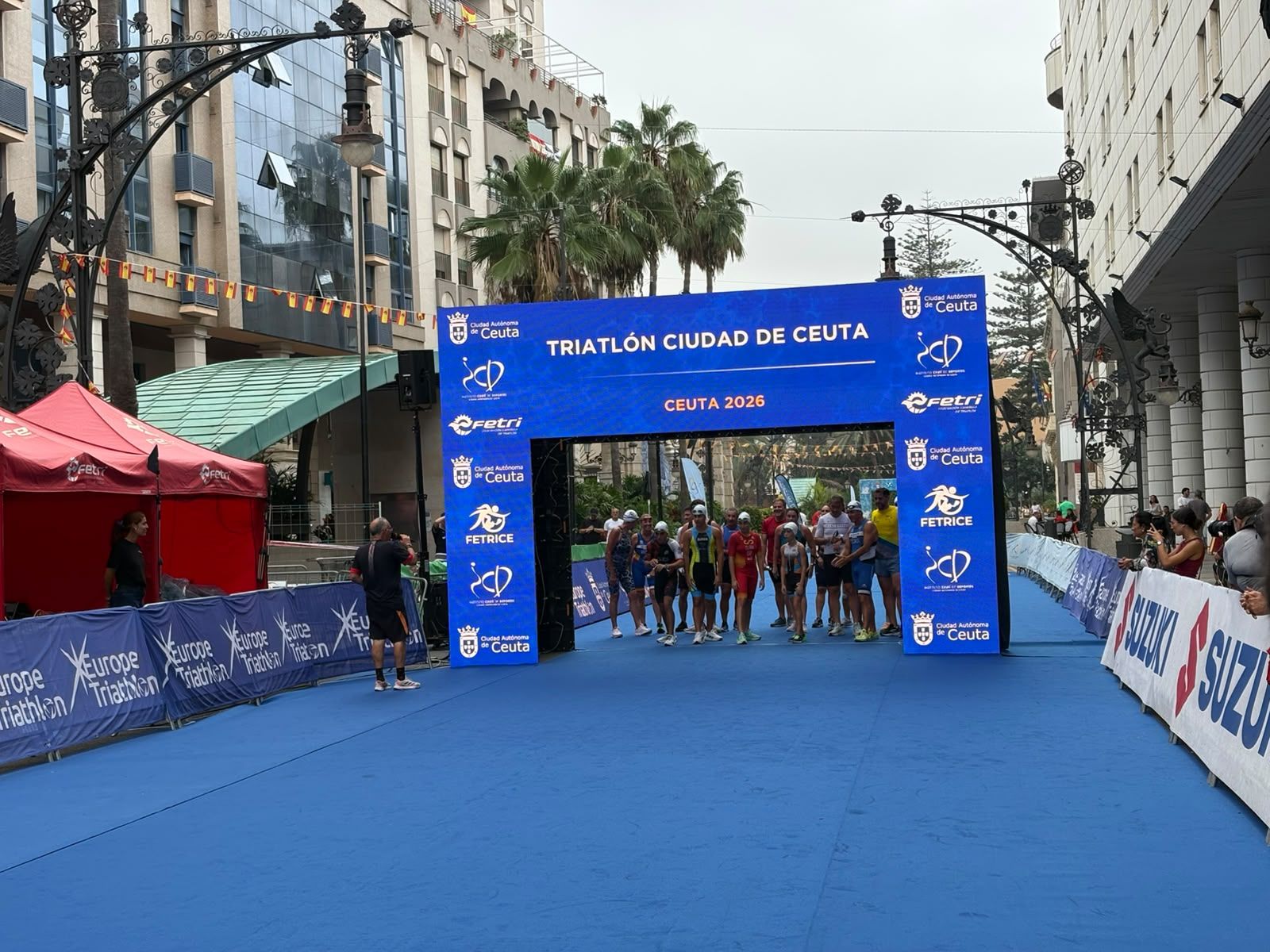 Los aficionados al triatlón en Ceuta se reúnen para participar en el Acuatlón Popular 'Juan Mur' y en la Phoenix Kids Triathlon