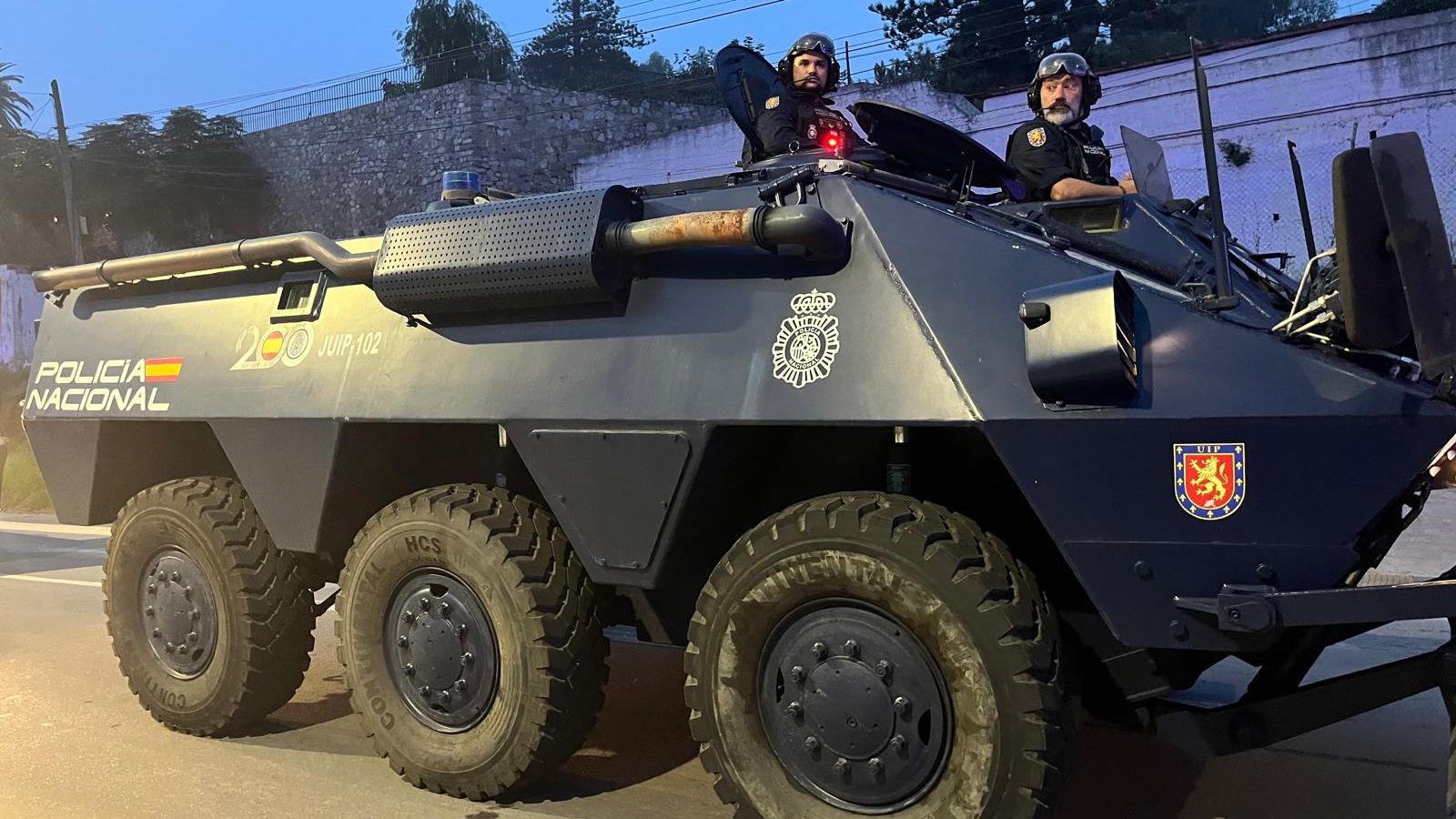 Vehículo blindado de la Policía Nacional en el operativo para desalojar el Trampolín