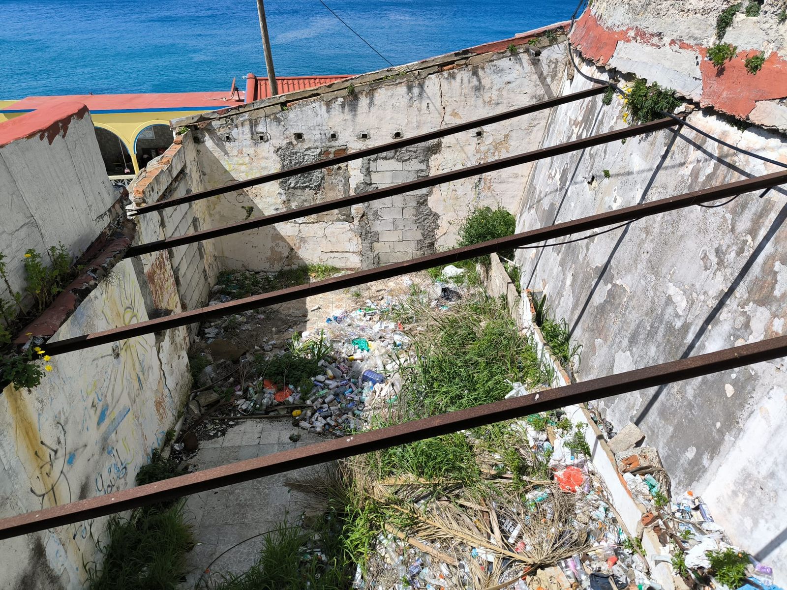 Basura en la parte trasera del Castillo de San Amaro.