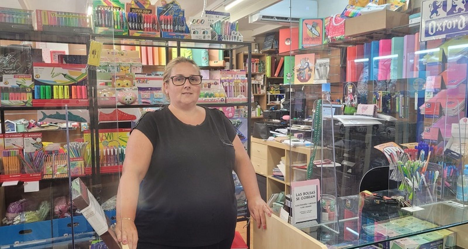 Ana Sánchez en su copistería. / FOTO CEDIDA