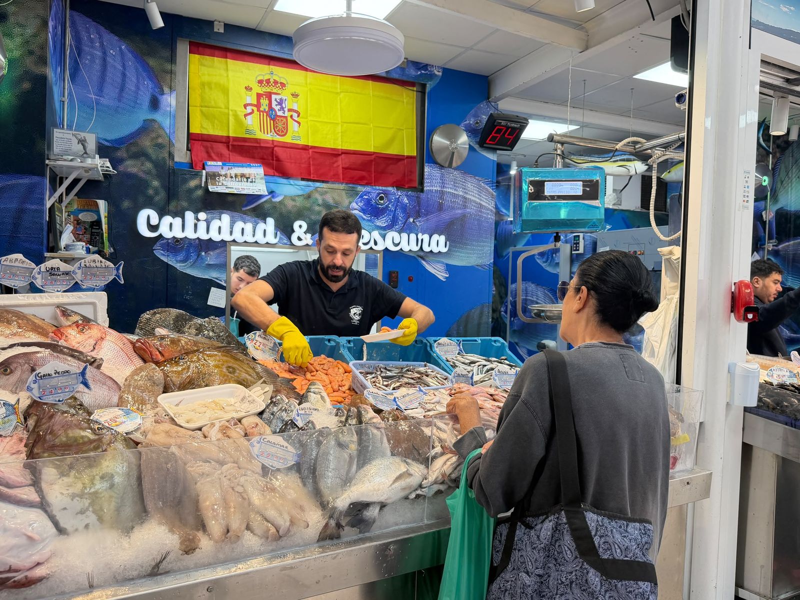 Pescados y Mariscos Youness advierte de que determinados mariscos de alta calidad podrían dejar de comercializarse durante las fiestas por las demoras en el transporte desde la península