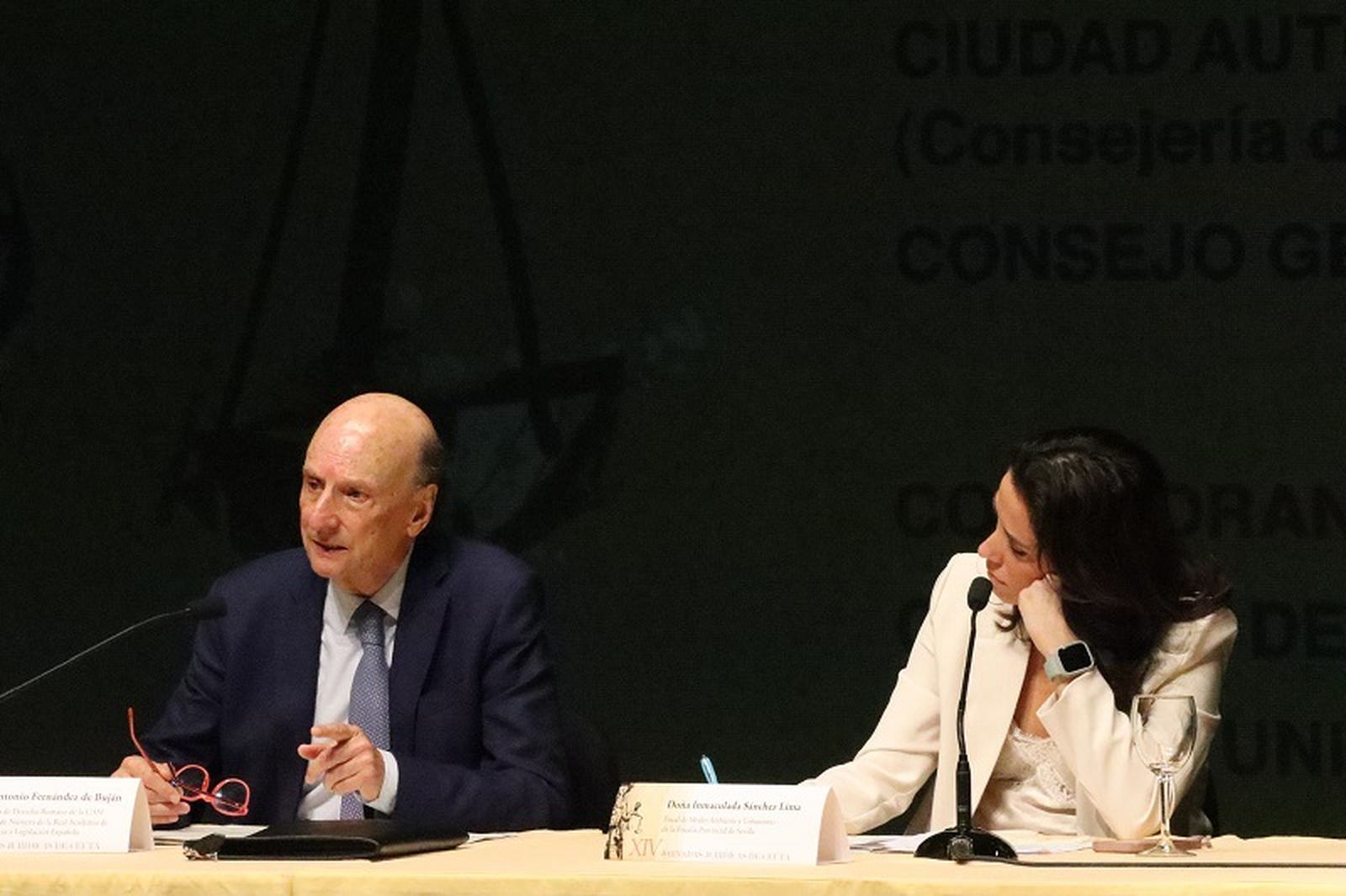 El catedrático Antonio Fernández de Buján junto a la fiscal a cargo de presentar su ponencia, Inmaculada Sánchez Lima. / FOTO REDUAN