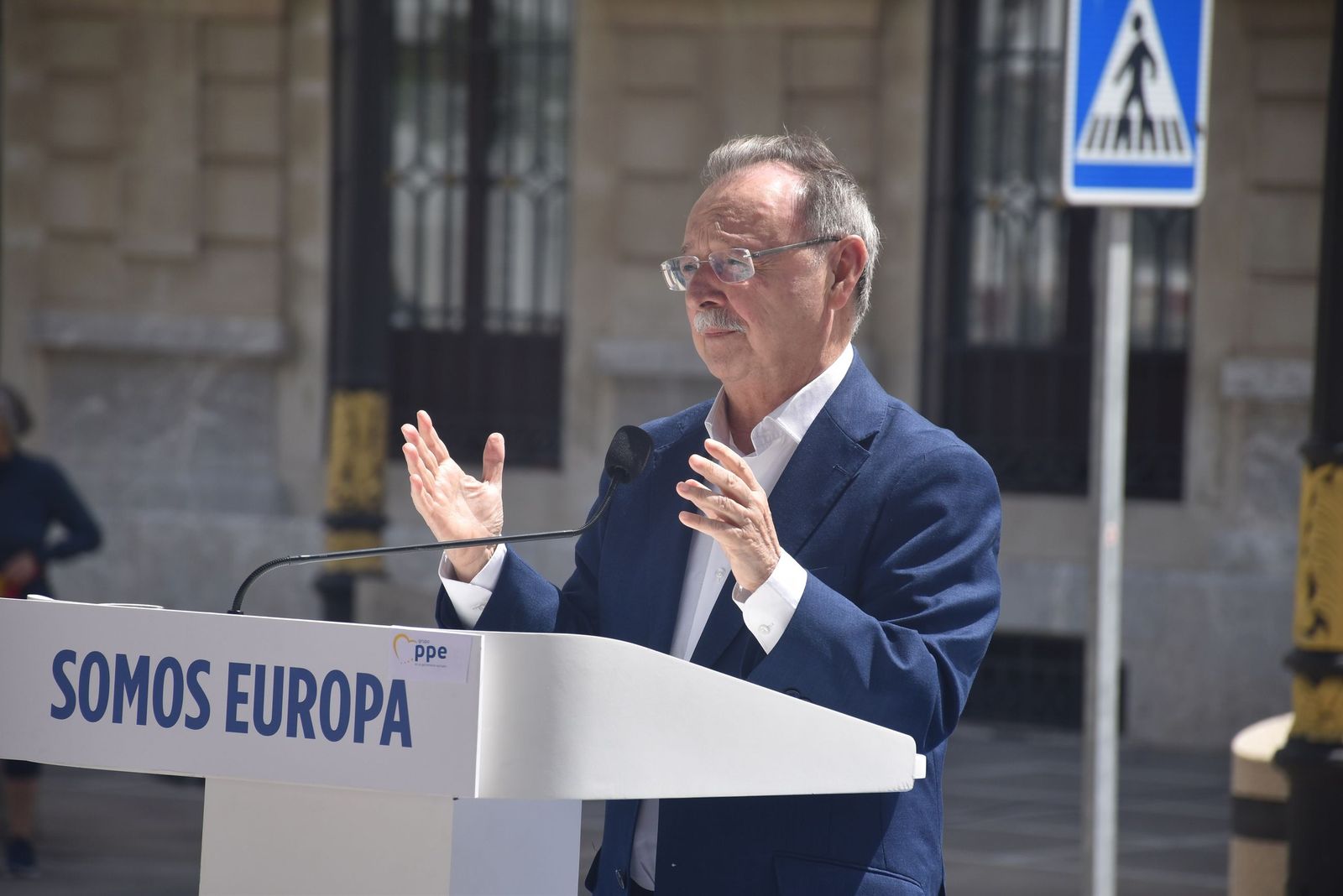 El presidente de Ceuta, Juan Vivas, interviene durante el acto por el Día de Europa en Ceuta