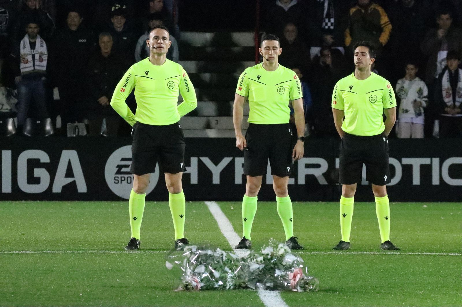 El trío arbitral, durante el minuto de silencio