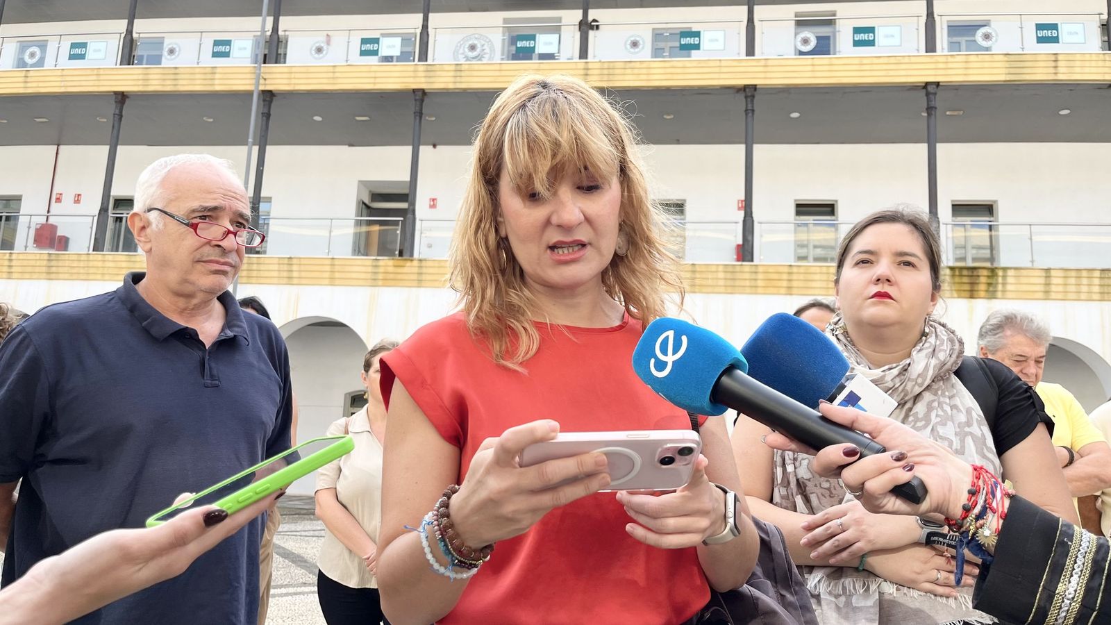 La delegada sindical de UGT, Ade Álvarez, lee el manifiesto por la paz en Palestina en el campus de la UGR en Ceuta