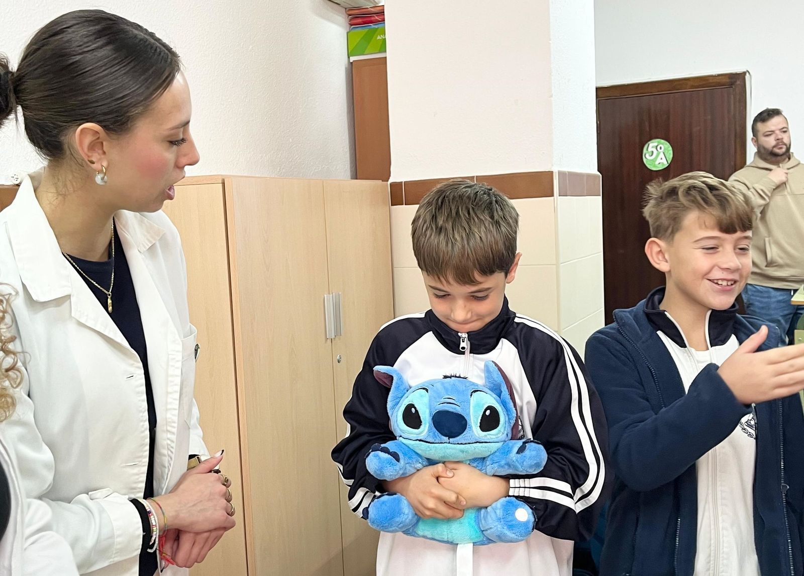 Estudiantes de Enfermería y pequeños del Beatriz de Silva, en una jornada sobre hábitos saludables