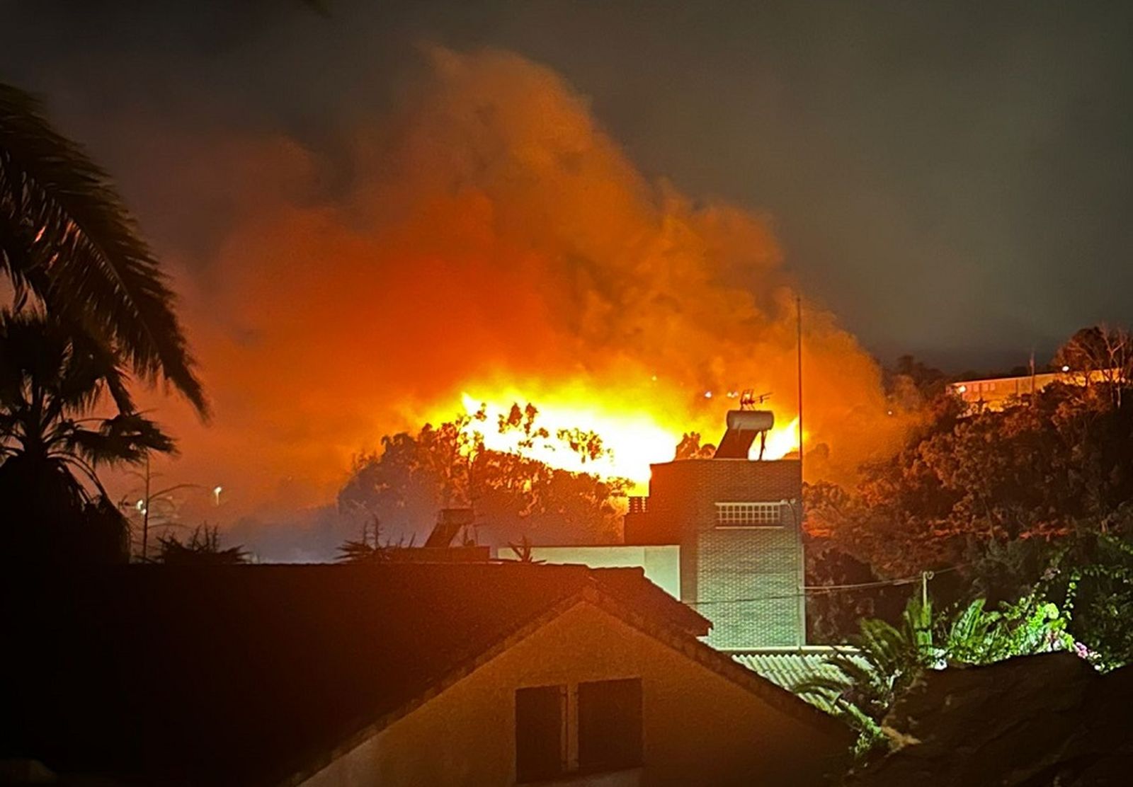 El fuego quedó muy cerca de las viviendas de la zona ante el "miedo" de los vecinos El fuego quedó muy cerca de las viviendas de la zona ante el "miedo" de los vecinos