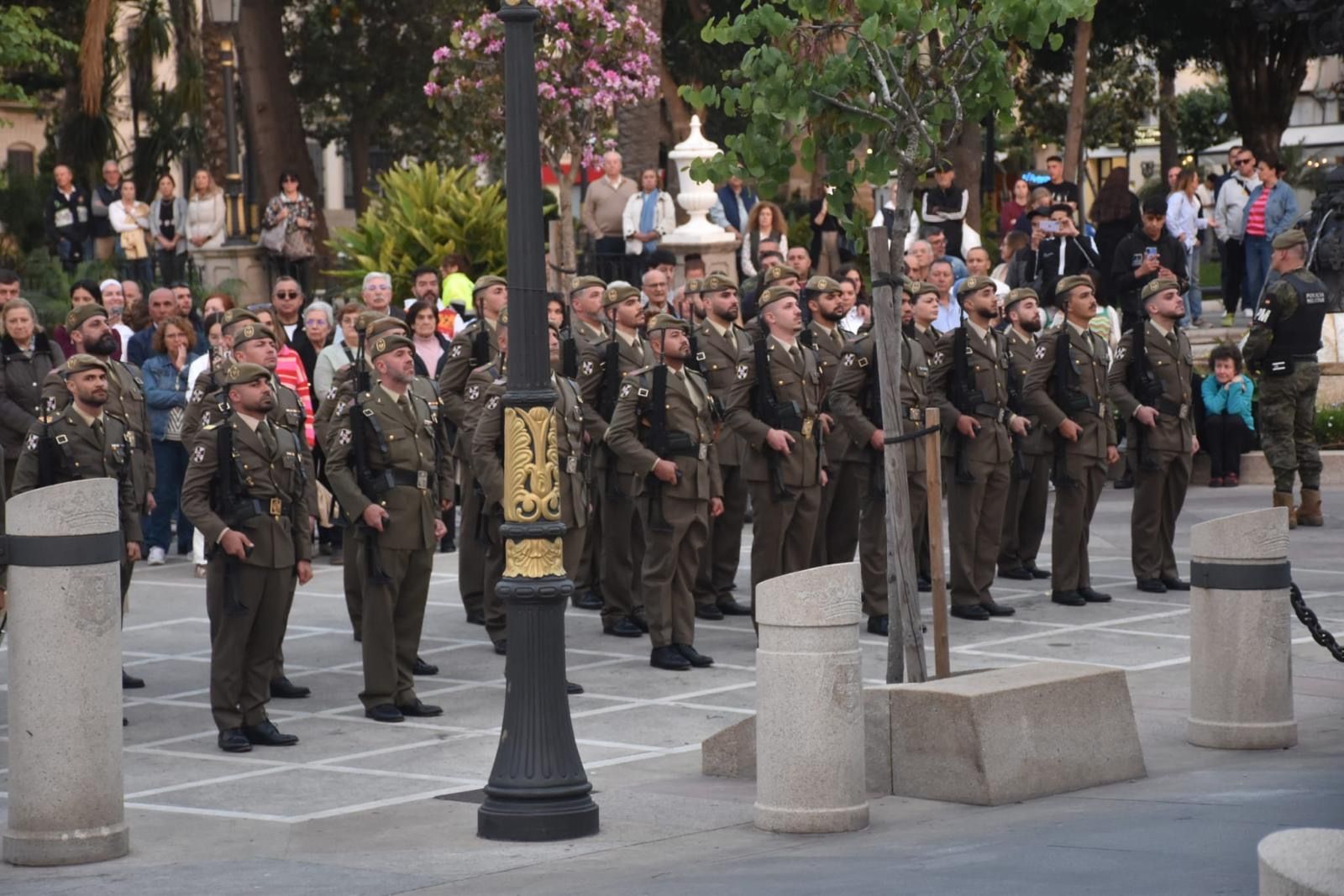 El Ramix 30 protagoniza un solemne arriado de bandera en ‘Foso Almina’