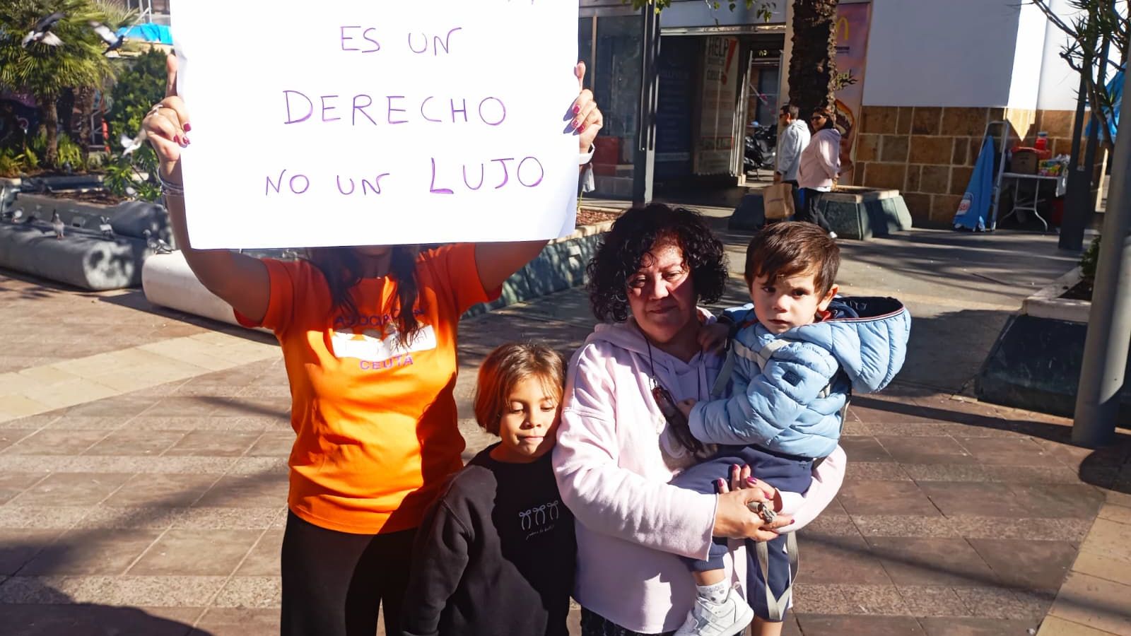 Carmen, con su nieto en brazos