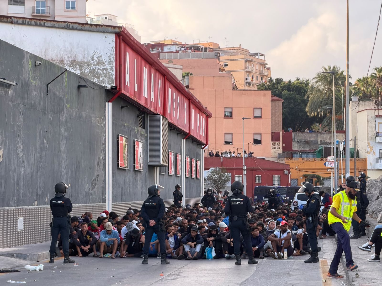 Tenso traslado  de más de  3.000 migrantes de las playas de Ceuta a un nuevo centro temporal