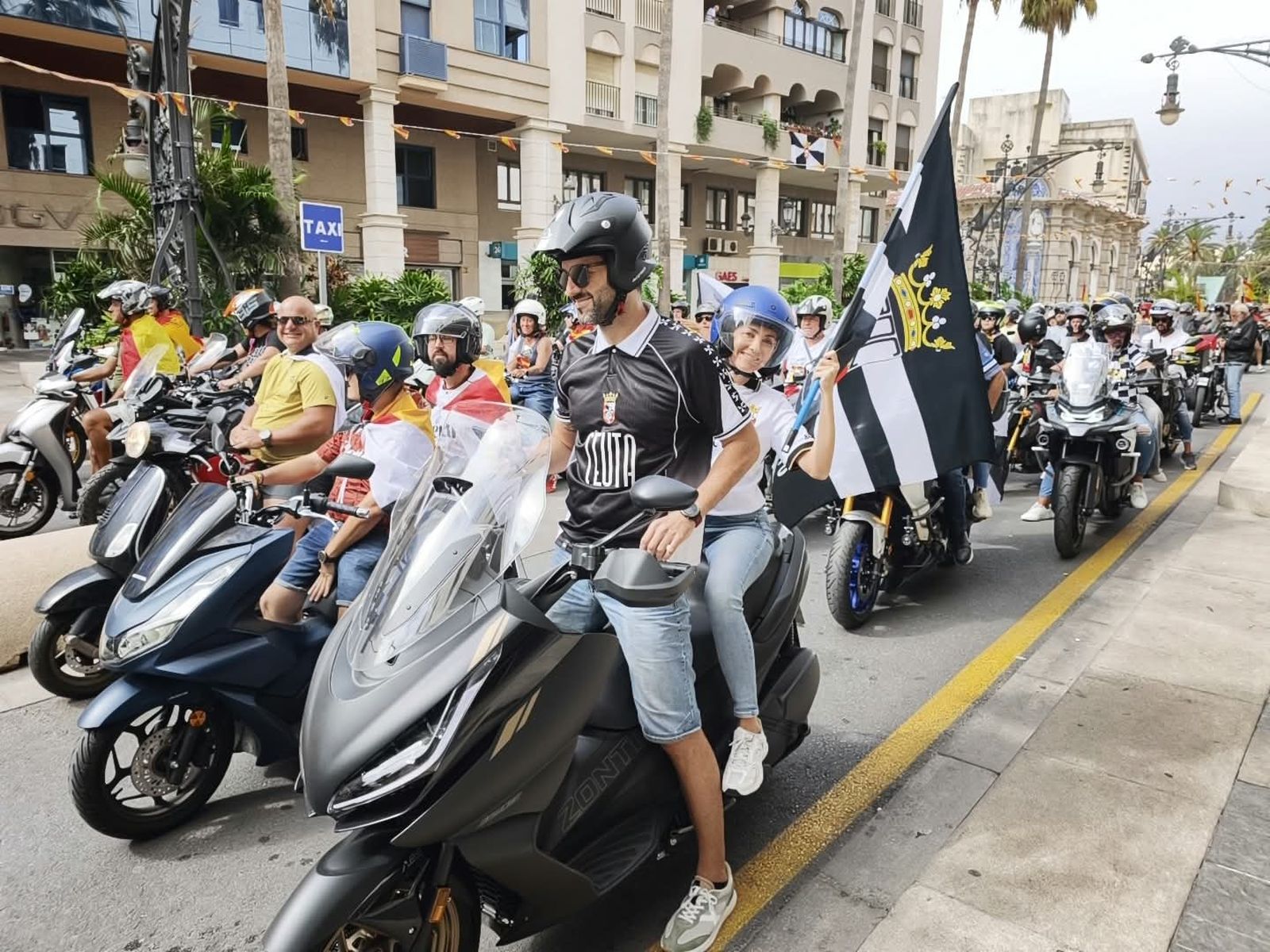 Cientos de motoristas se manifiestan por las calles de Ceuta