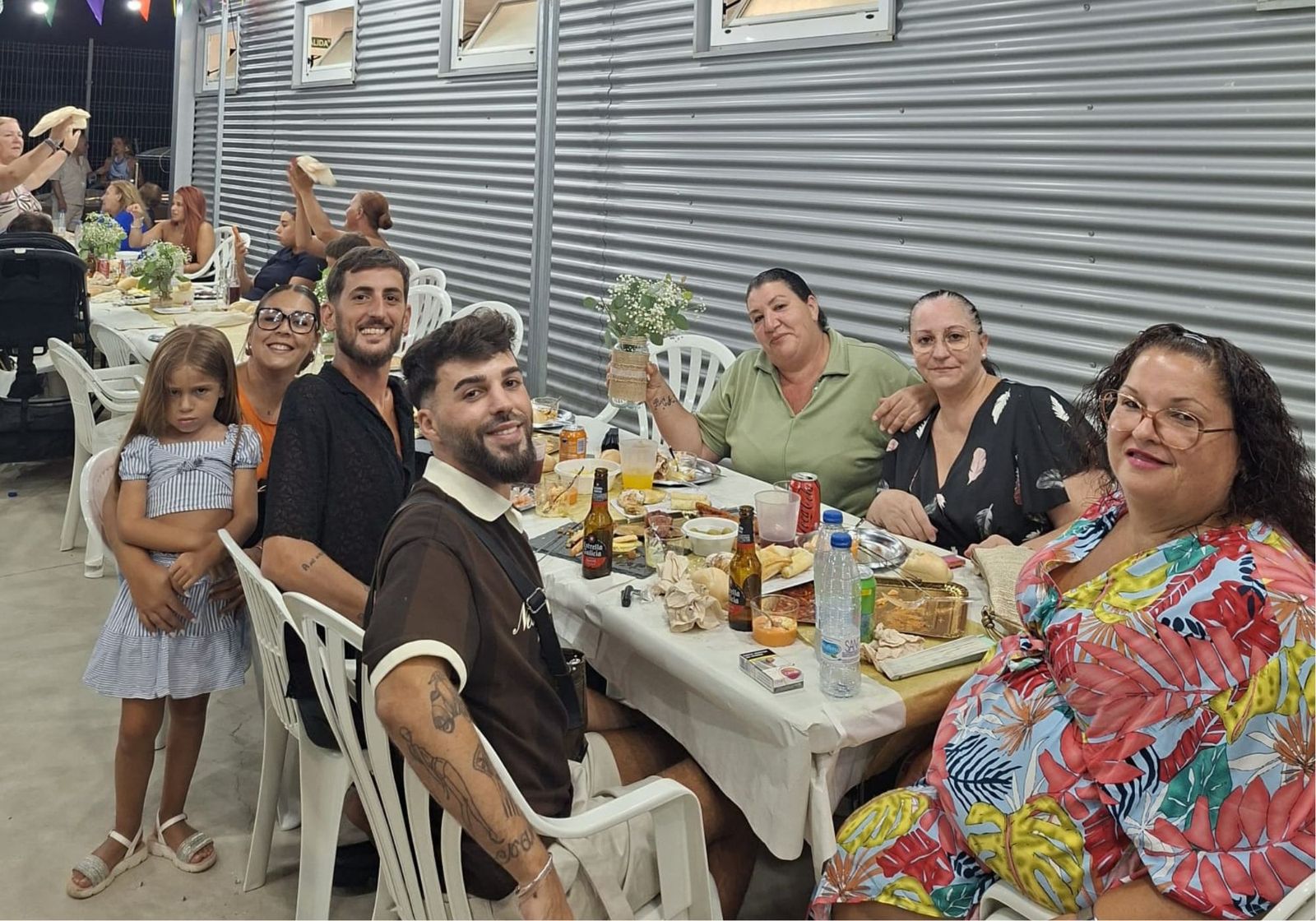 Los vecinos de Juan XXIII disfrutan de una multitudinaria cena en su verbena por la Virgen del Carmen