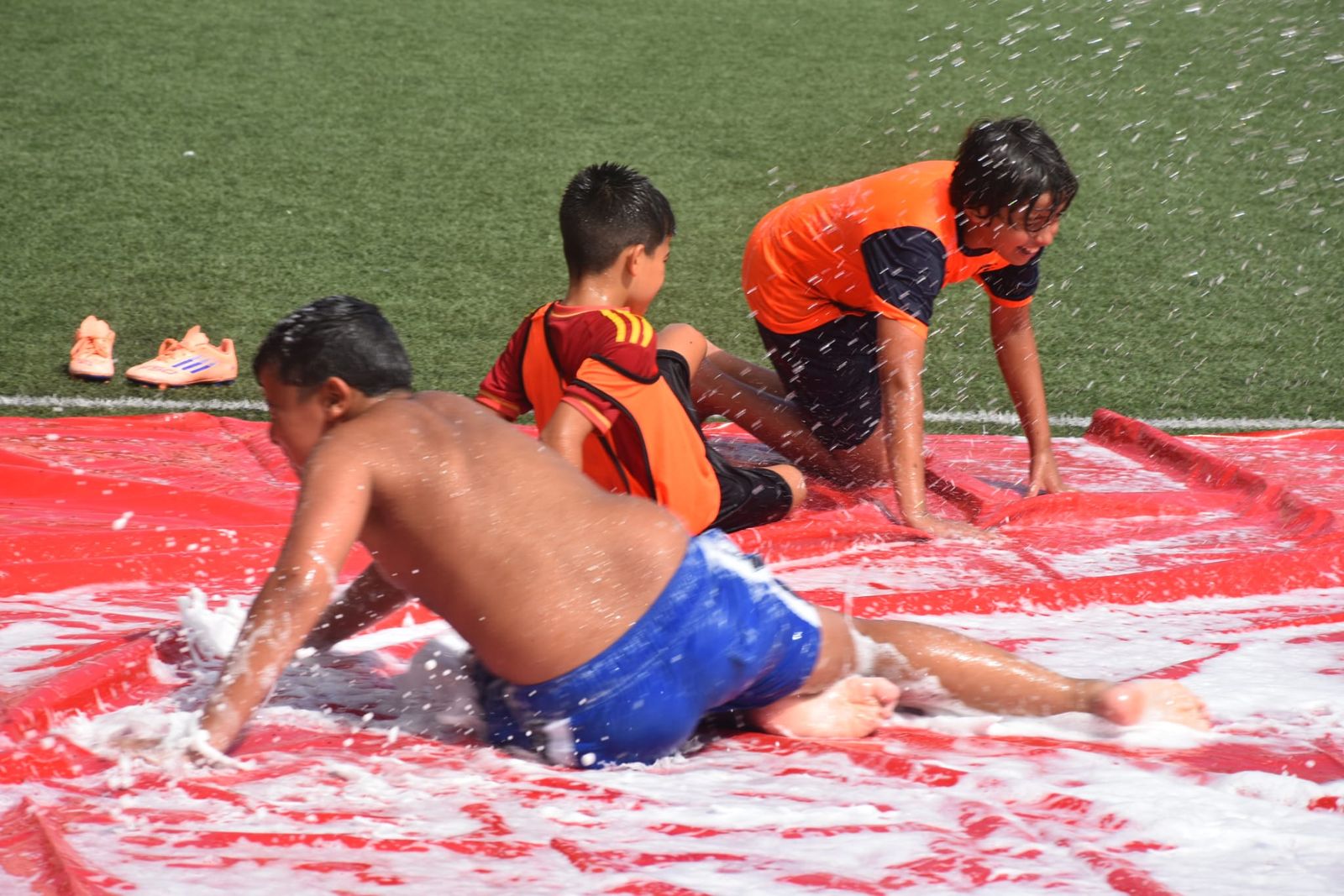 Fiesta de deporte, espuma y convivencia en el Campus de Verano ‘Emilio Cózar’