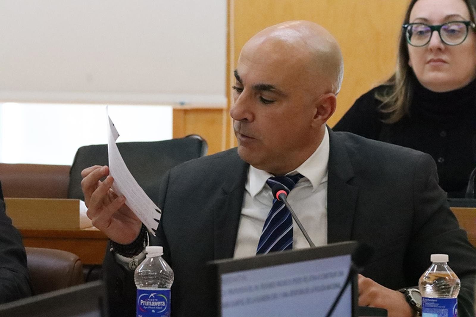 El diputado Francisco José Ruiz, durante su intervención ante el pleno/FOTO REDUAN