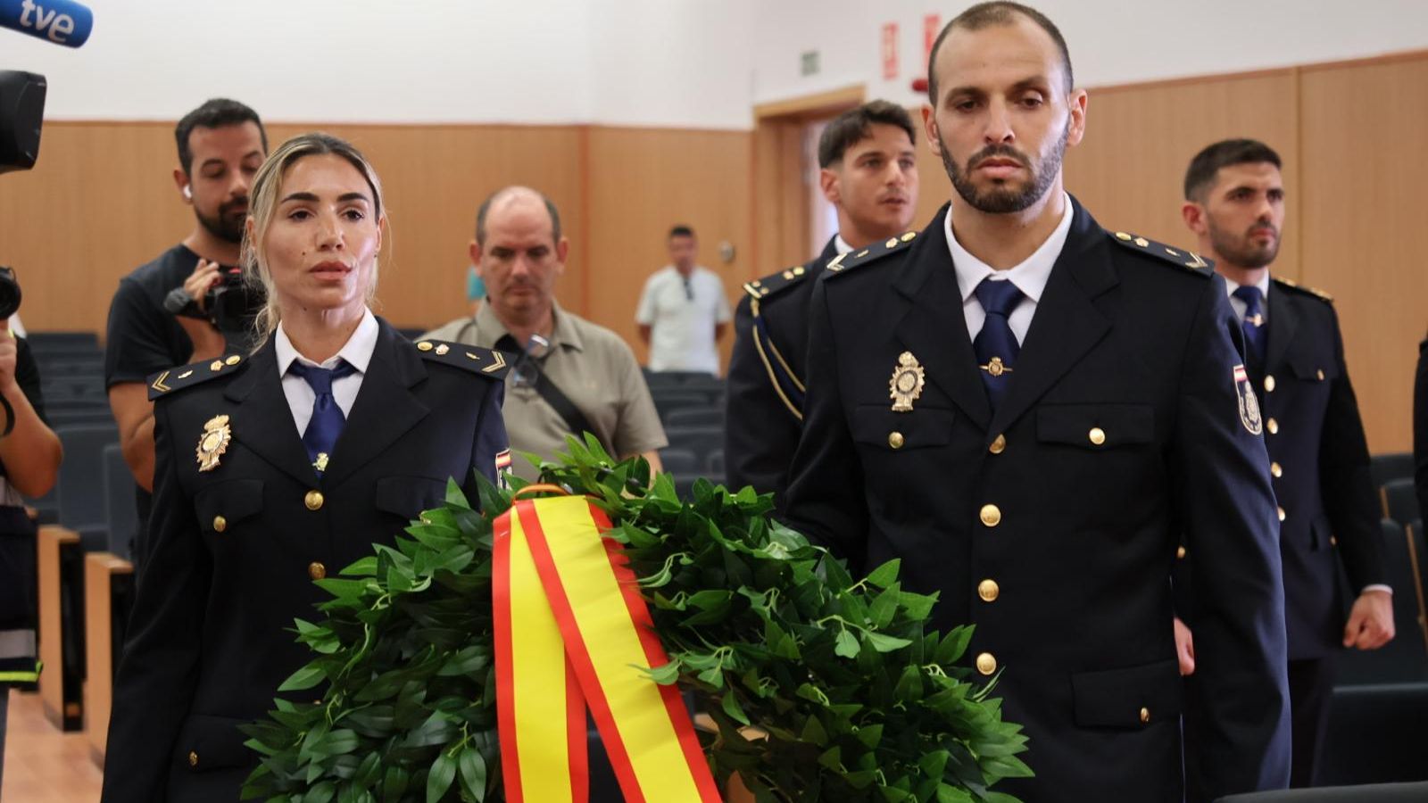 Dos agentes durante el homenaje a los caídos