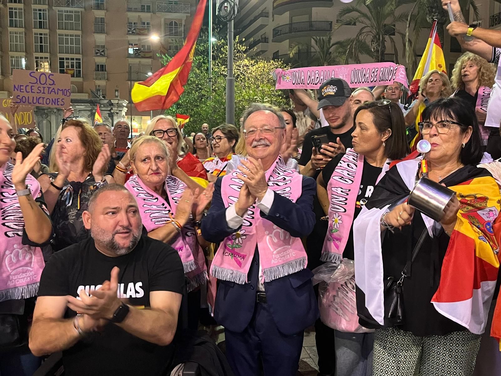 Ceuta no se rinde: Unos 200 ciudadanos vuelven a alzar la voz contra el Gobierno por la invasión