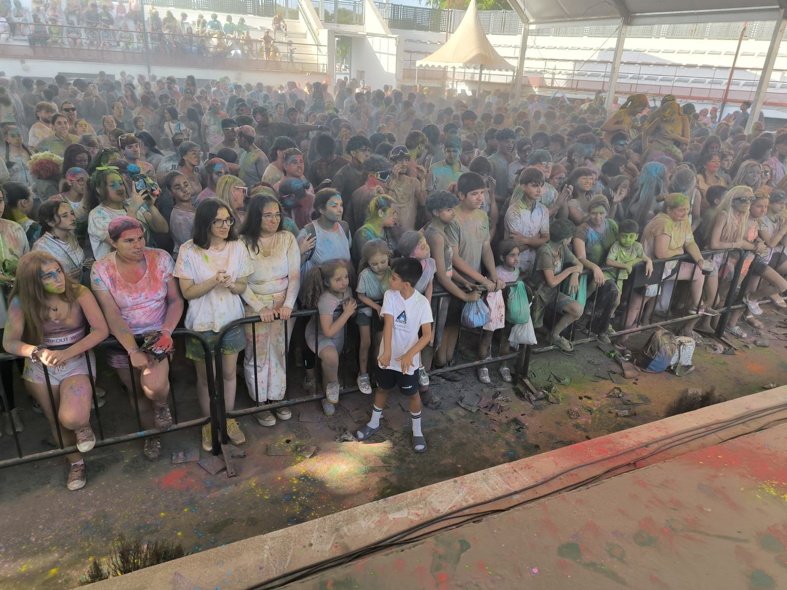 El Holi vuelve a teñir Ceuta de color por la solidaridad y el amor