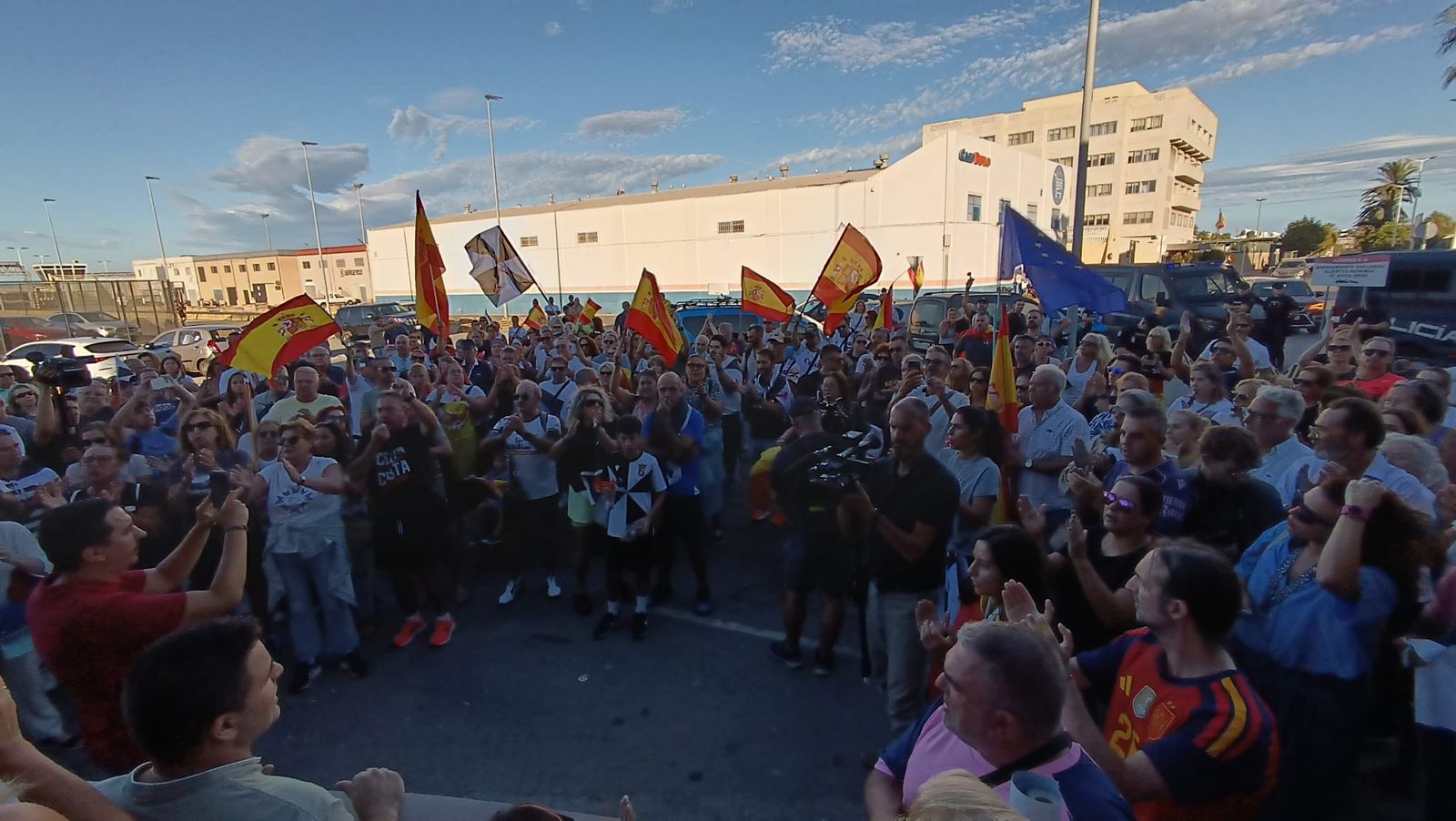 Los trabajadores del Puerto de Ceuta muestran su rechazo al asentamiento migrante