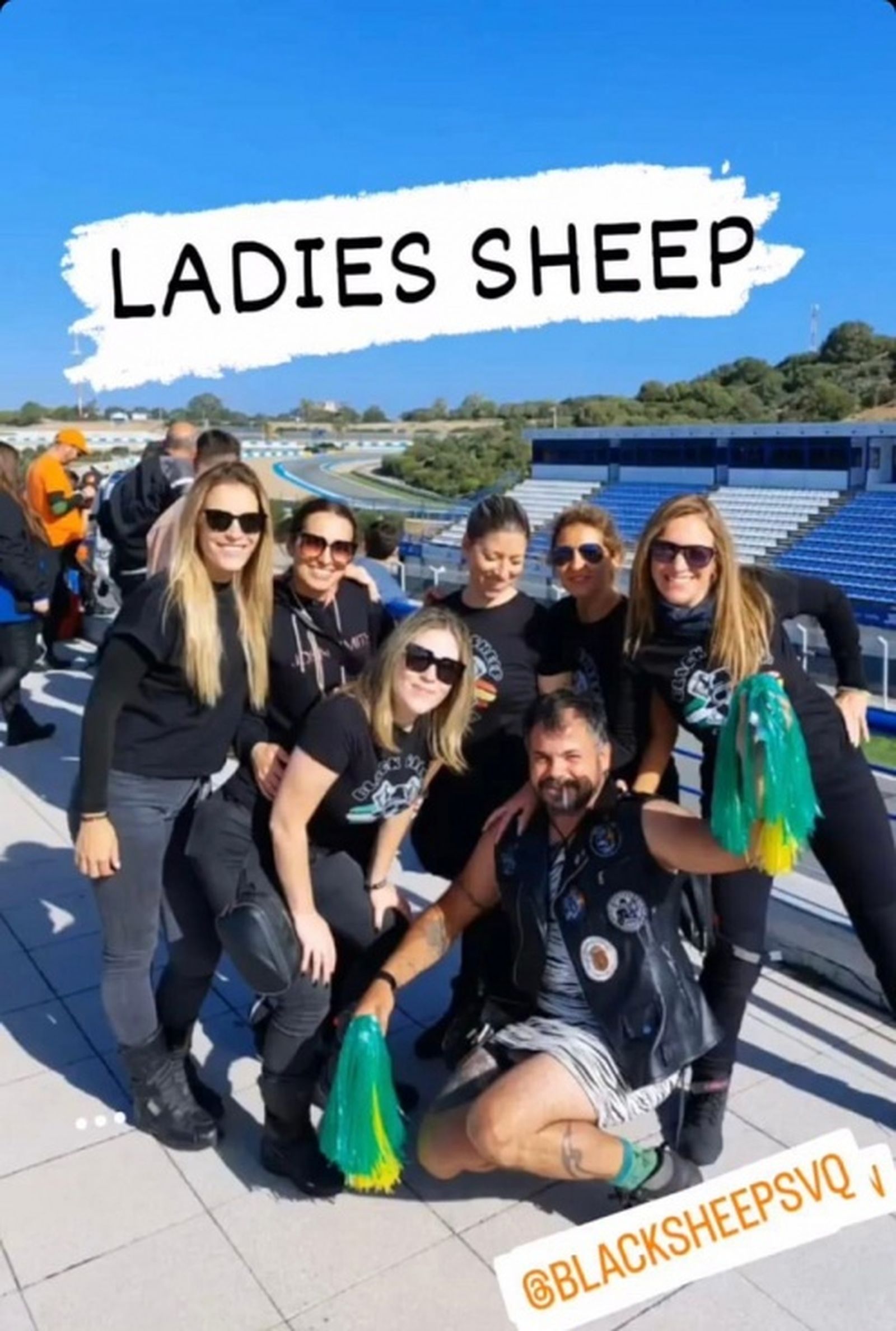 Fotografía tomada durante el Gran Premio de Moto GP en Jerez en abril de 2023, un mes después de solicitar el cambio de género en el registro, posando junto a sus compañeras de 'Black Sheep'. / FOTO CEDIDA