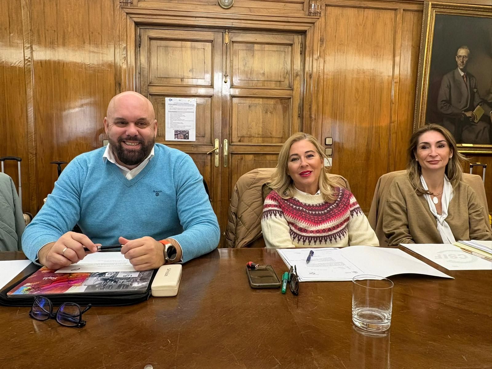 El presidente del sector de sanidad de CSIF, Alejandro Artero, junto a la presidenta de CSIF Melilla, Ana Isabel Eusebio, y a la delegada ceutí Penélope Bernardini