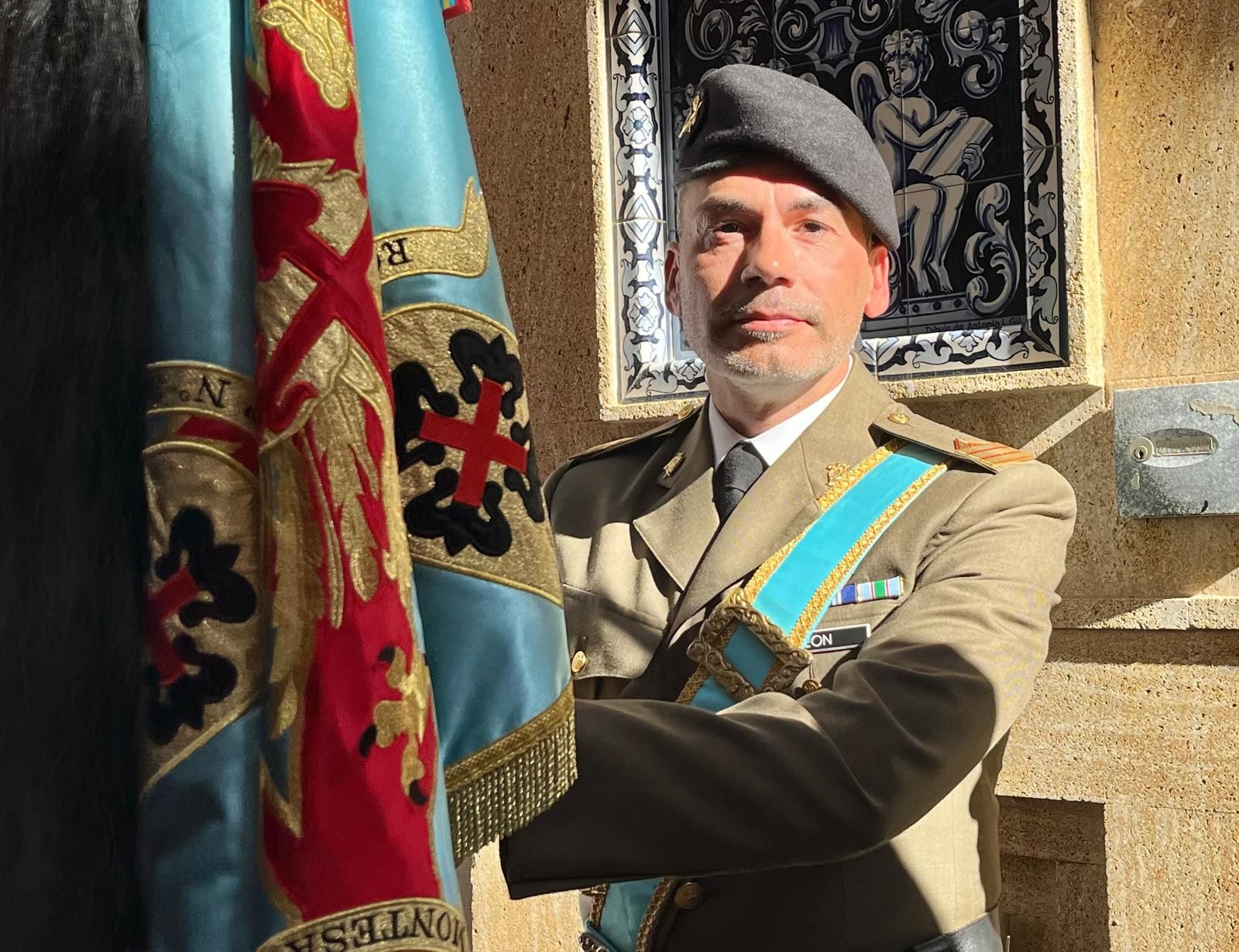 Cuarenta y cinco hombres bajo las trabajaderas y uno "ayudando desde el cielo"