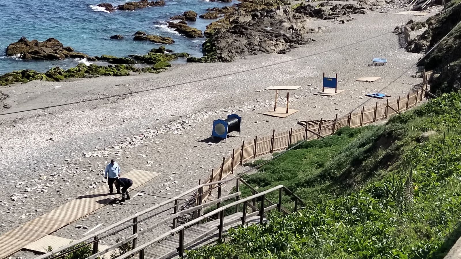 Todo el mobiliario del parque canino ha sido instalado en la playa de Santa Catalina