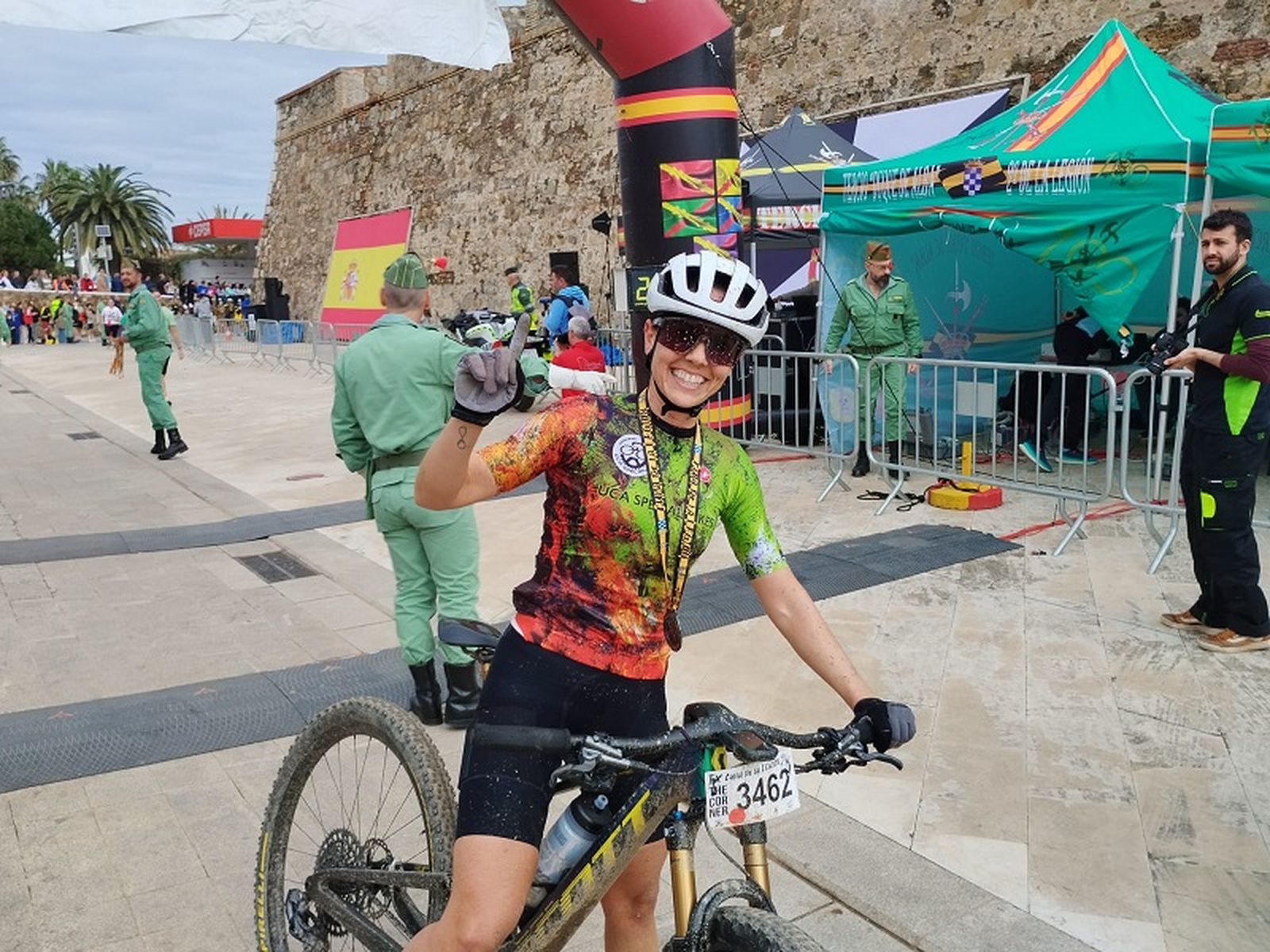 Rosario Pruaño celebrando su victoria en la modalidad MTB femenina. / FOTO EL PUEBLO