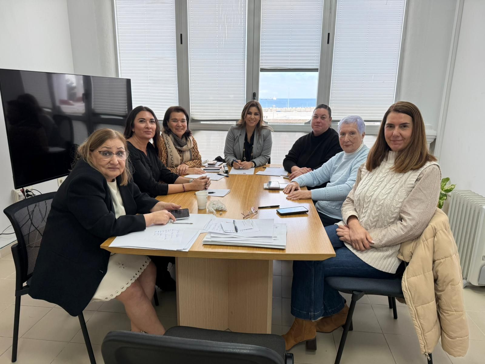 El jurado del premio 'María de Eza' 2026 en la reunión para tomar la decisión de la premiada