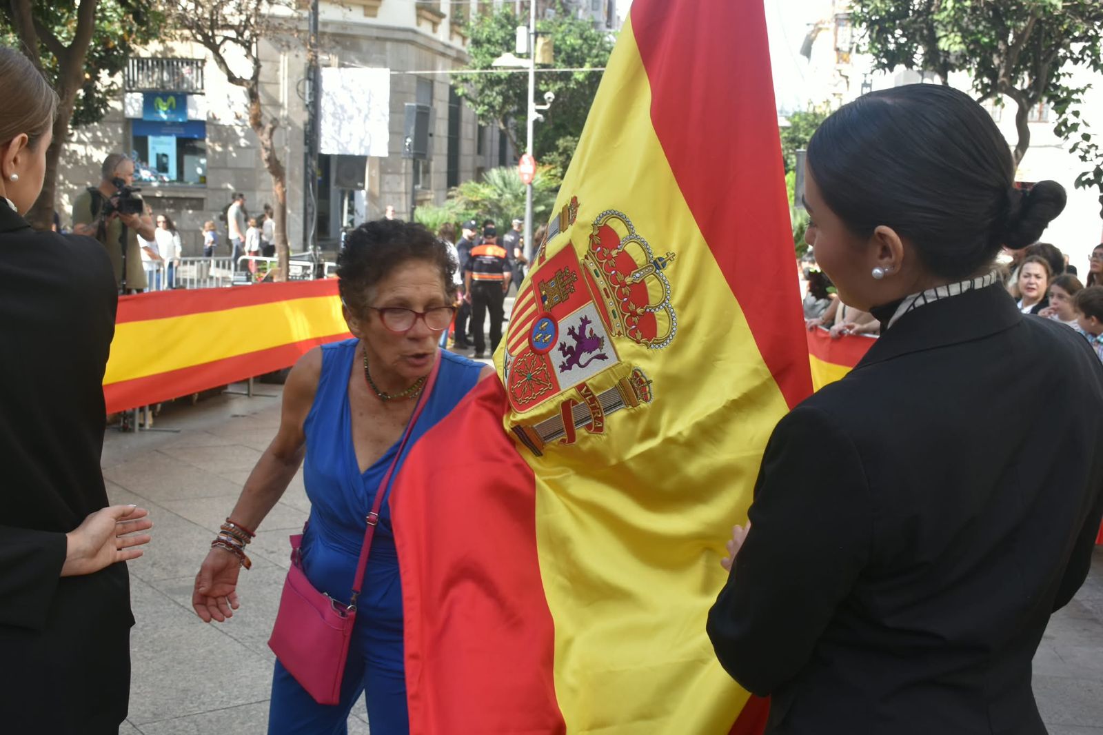 Multitud de ceutíes juran bandera de manera simbólica para mostrar su pertenencia a España