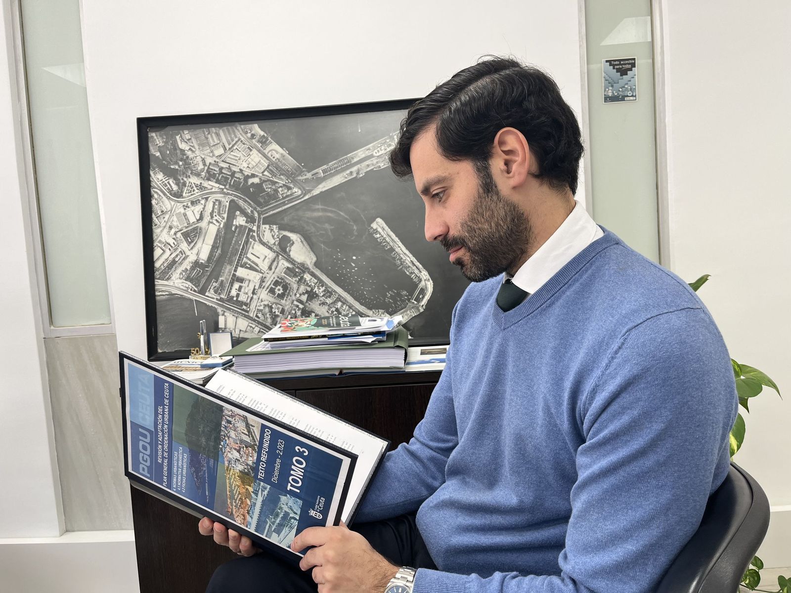 El consejero de Urbanismo y Transportes, Rafael Martínez Peñalver, sostiene el PGOU aprobado en 2023