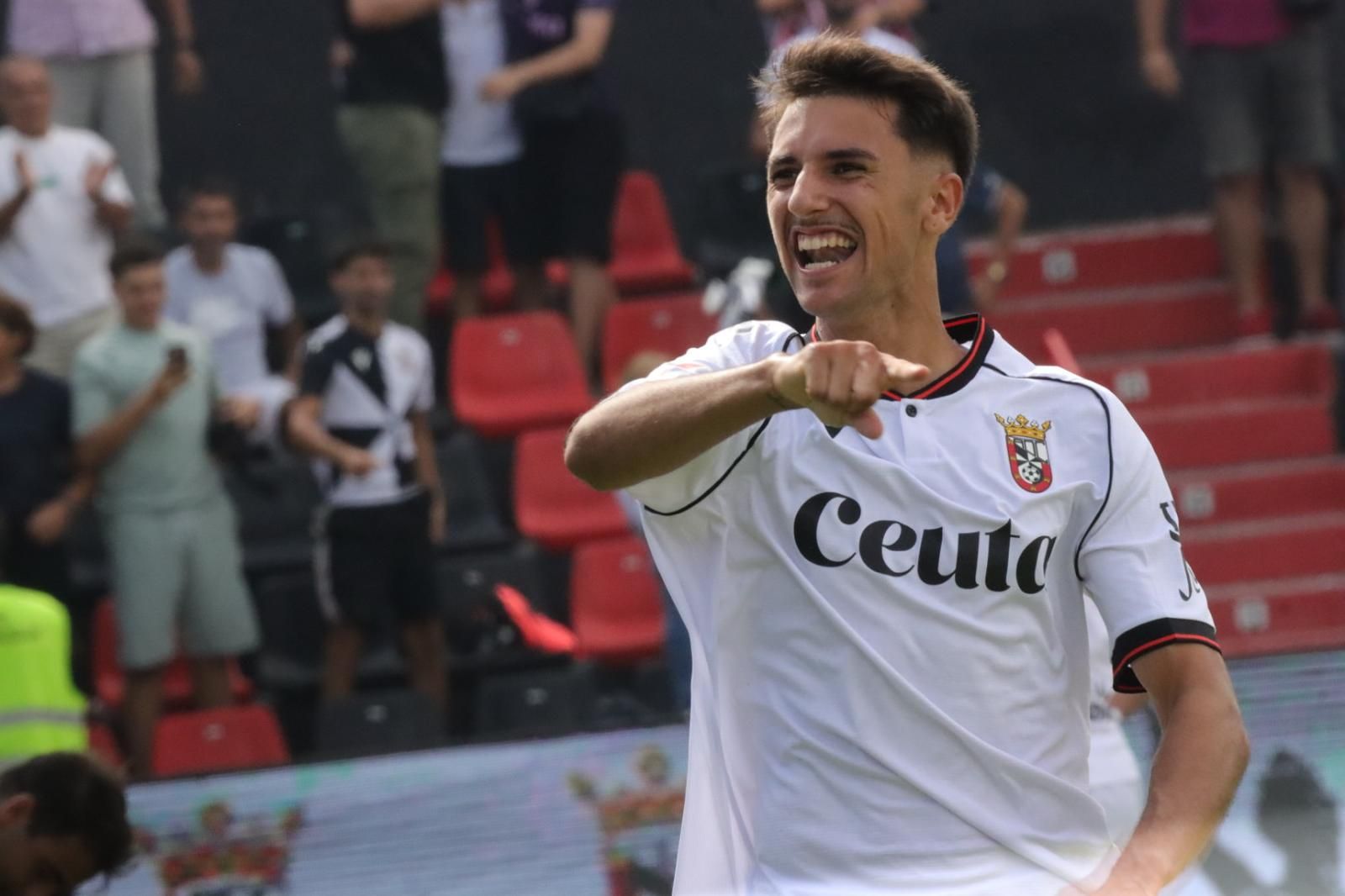 (3-1) Carlos Hernández se viste de héroe para remontar ante el Sanse
