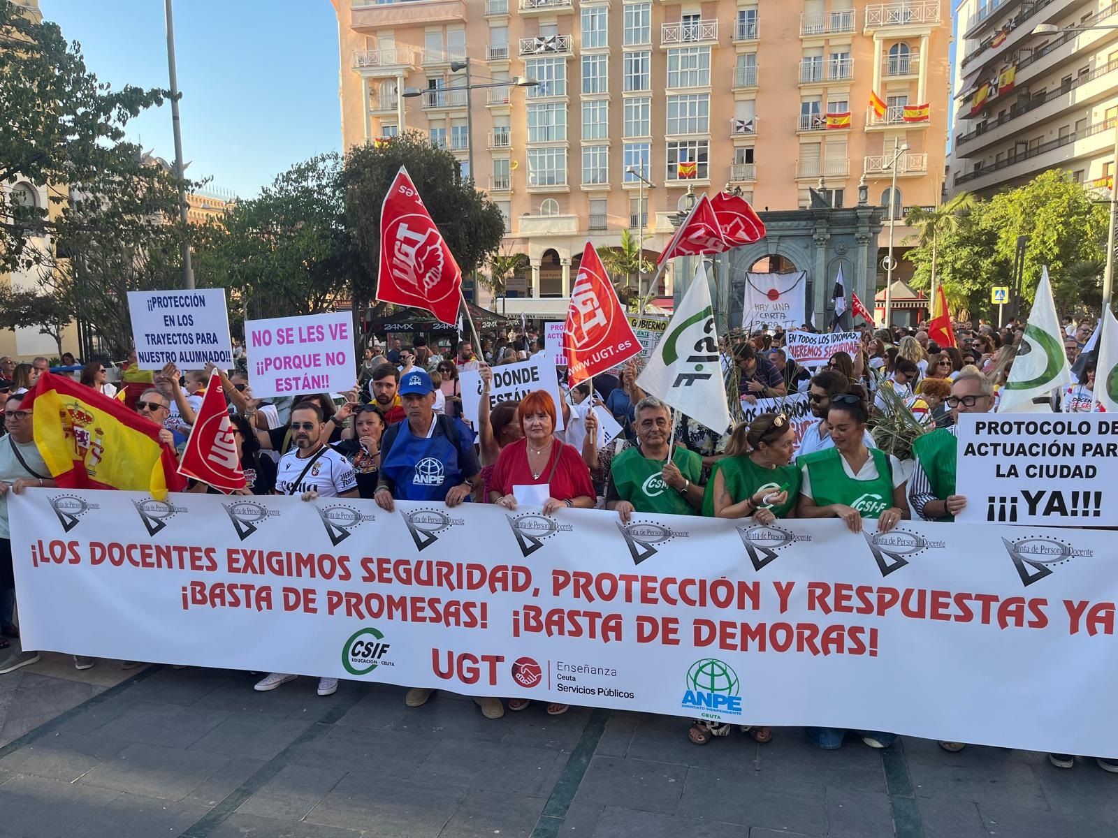 Los docentes de Ceuta dicen "basta" y llevan a la calle su exigencia de seguridad