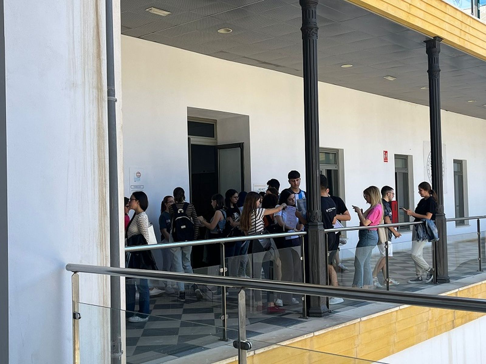 Alumnos ceutíes esperando entrar en las aulas de la UGR para la selectividad