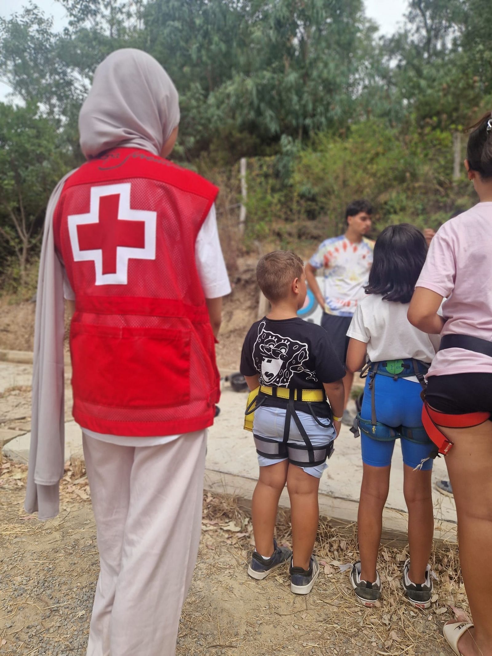 Una voluntaria vigila a los pequeños mientras participan en una actividad lúdica