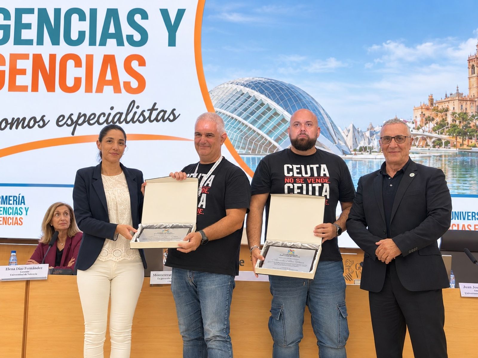 Los enfermeros Alejandro Artero y Pascual Brieba recogen un reconocimiento en Valencia