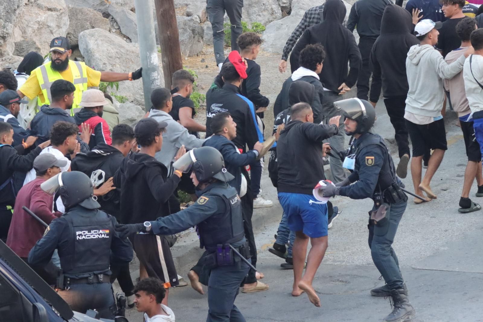 Tenso traslado  de más de  3.000 migrantes de las playas de Ceuta a un nuevo centro temporal