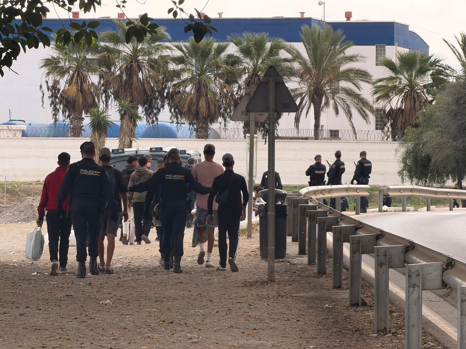 Amplio despliegue de la UIP en el CETI de Ceuta para proceder a la expulsión de decenas de migrantes