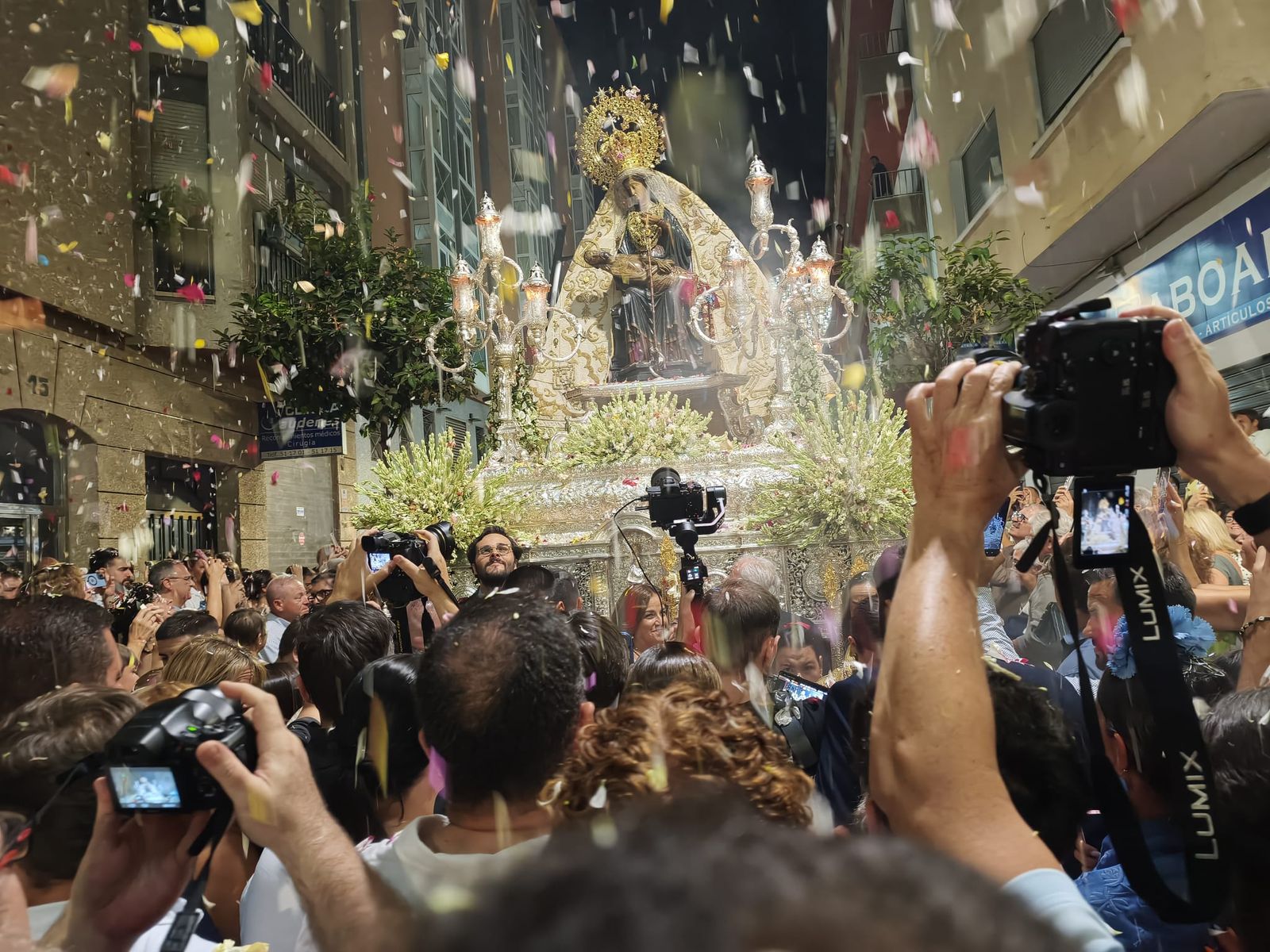 La Virgen de África emociona a Ceuta en una procesión para la historia