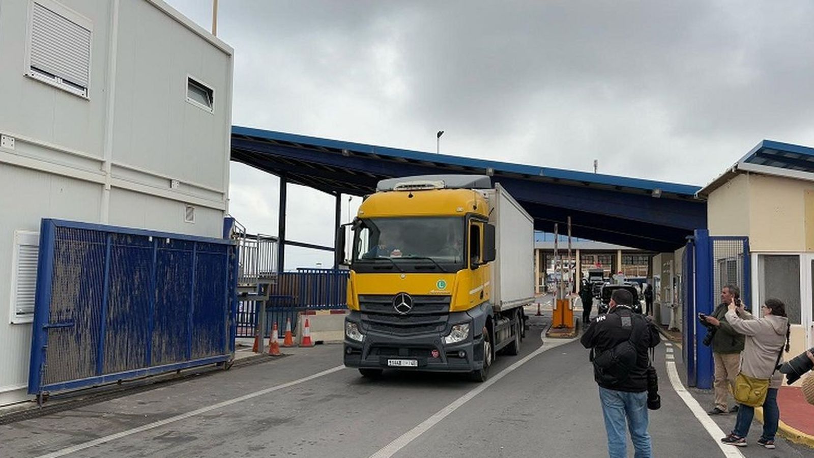 El primer camión que pasó la aduana comercial entre Ceuta y Marruecos, en febrero de 2025