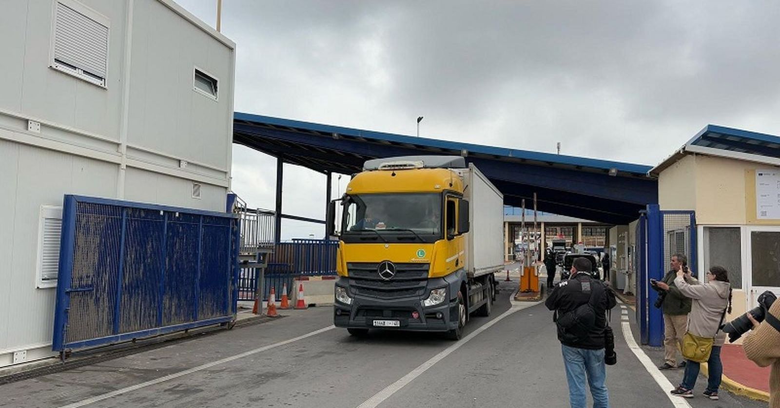 Un camión pasa la aduana comercial entre Ceuta y Marruecos