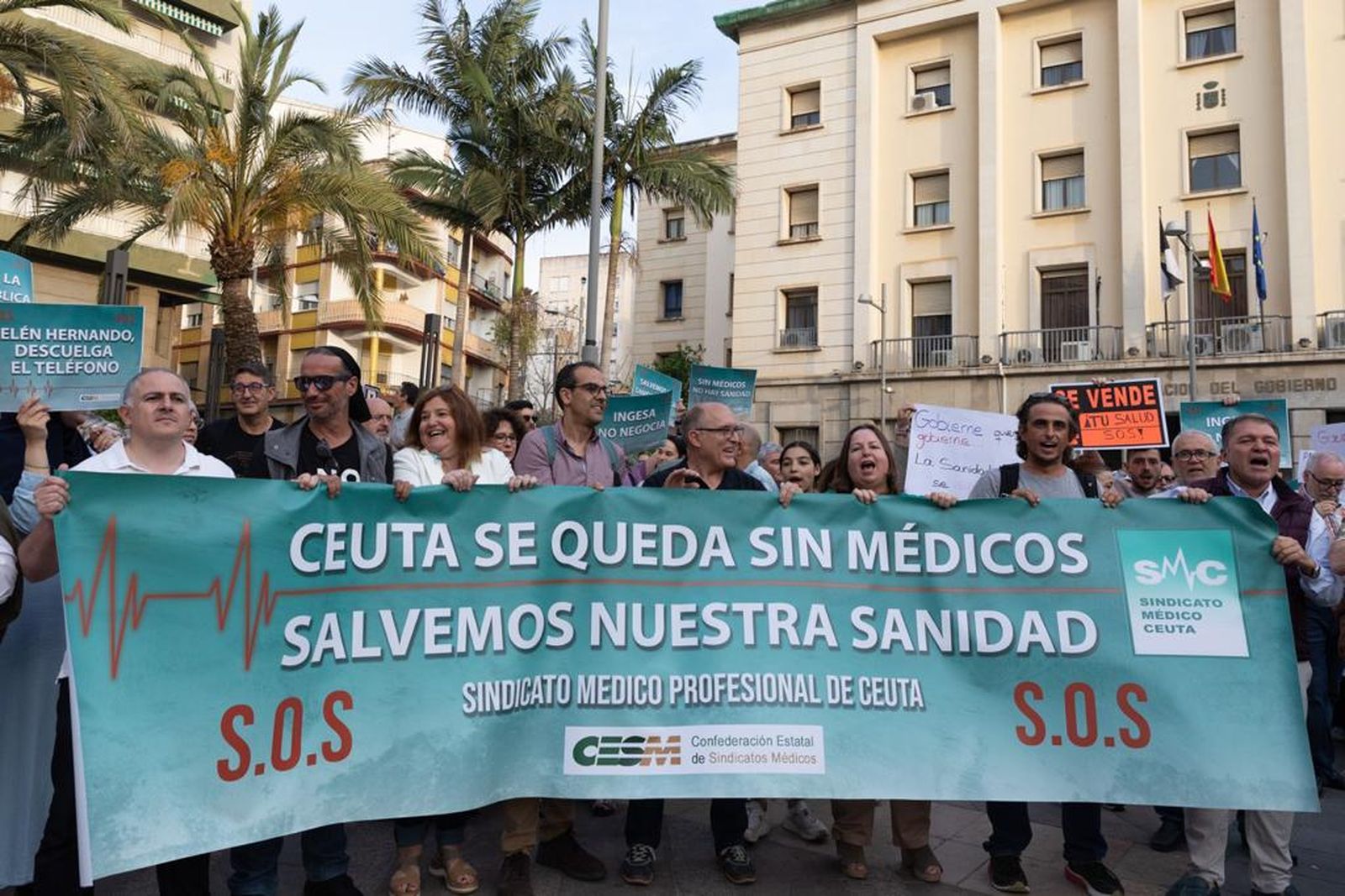 Concentración convocada por el Sindicato Médico en la plaza de los Reyes