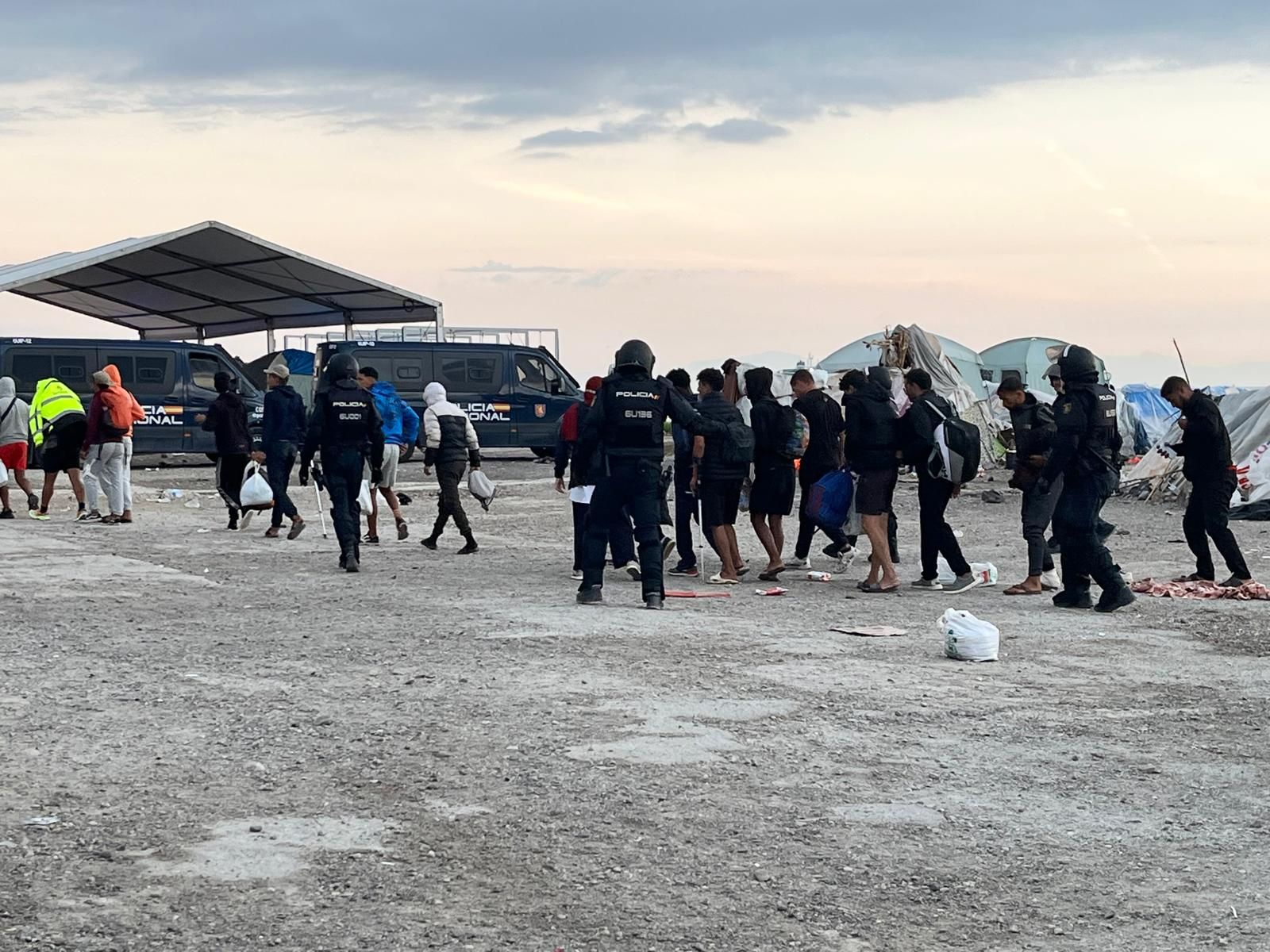 La Policía Nacional inicia el desalojo del Guano, último gran asentamiento ilegal de inmigrantes de Ceuta