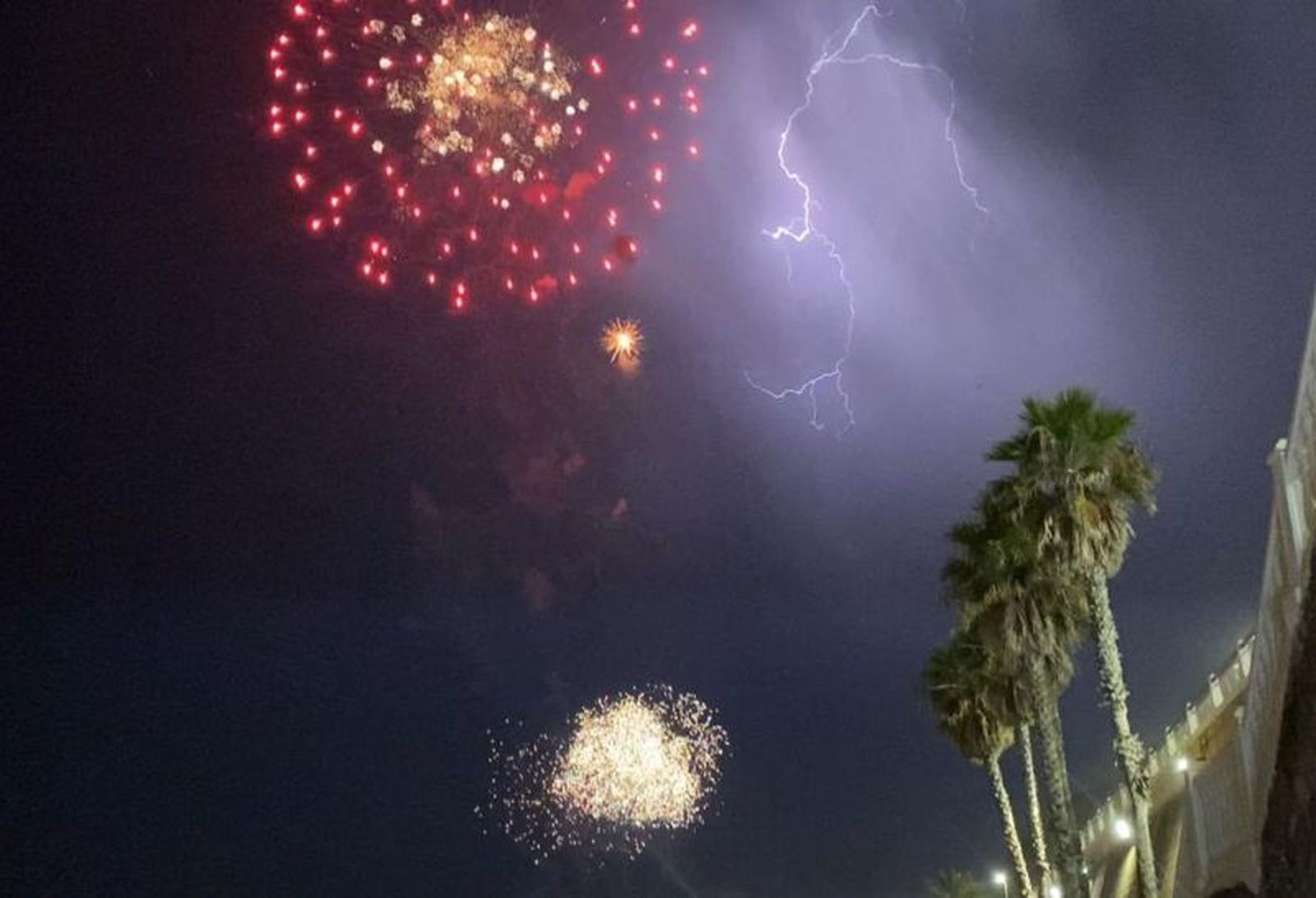Los ceutíes piden “salud”, “amor” y “un trabajo digno” al fuego de la Noche de San Juan. / FOTO S.C. Los ceutíes piden “salud”, “amor” y “un trabajo digno” al fuego de la Noche de San Juan. / FOTO S.C.