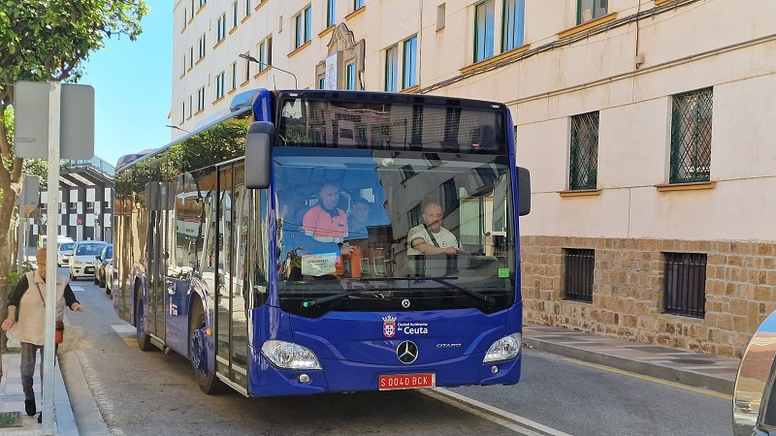 Un autobús llegando a Hadú antes de las obras