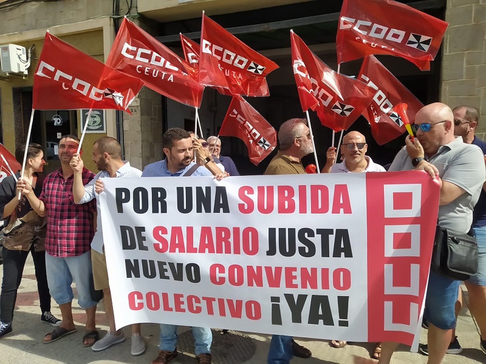 Trabajadores de los autobuses ante la puerta de la empresa / REDUAN